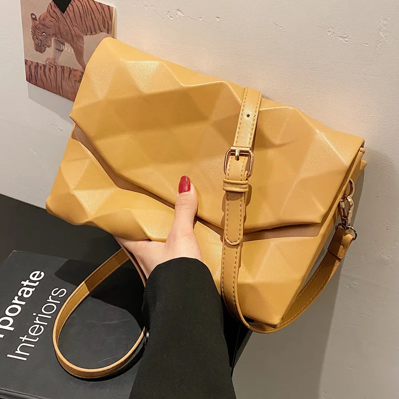 Popular Small Bag Female 2021 New Fashion Net Red All-match Messenger Bag High-quality One-shoulder Envelope Small Square Bag 
Popular Small Bag Female 2021 New Fashion Net Red All-match Messenger Bag High-quality One-shoulder Envelope Small Square Bag
