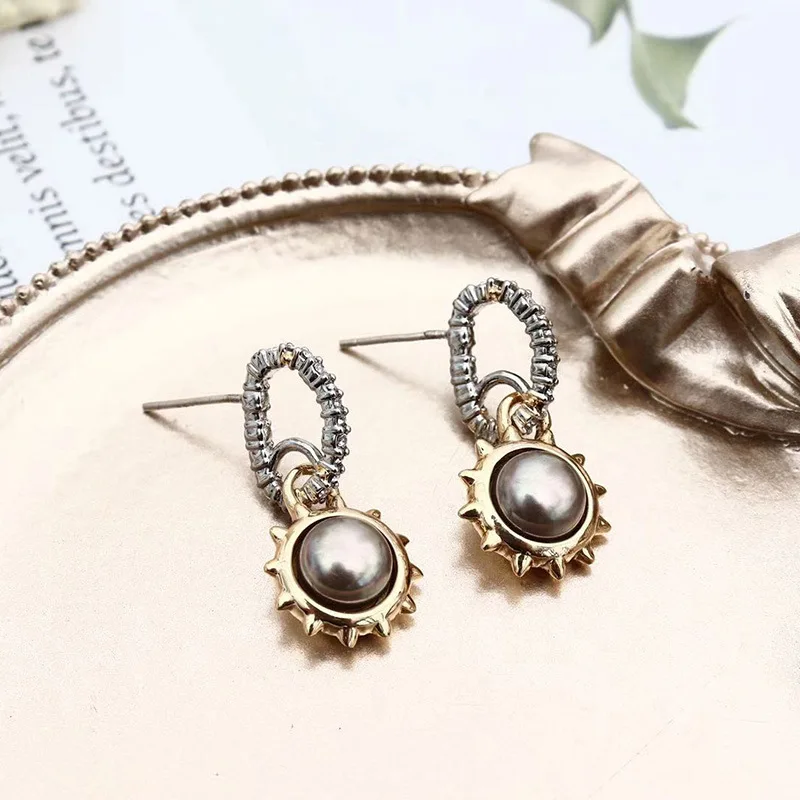 Европейские и американские гениальные дизайнерские трендовые геометрические серьги в форме подсолнуха с металлической текстурой 
Европейские и американские гениальные дизайнерские трендовые геометрические серьги в форме подсолнуха с металлической текстурой