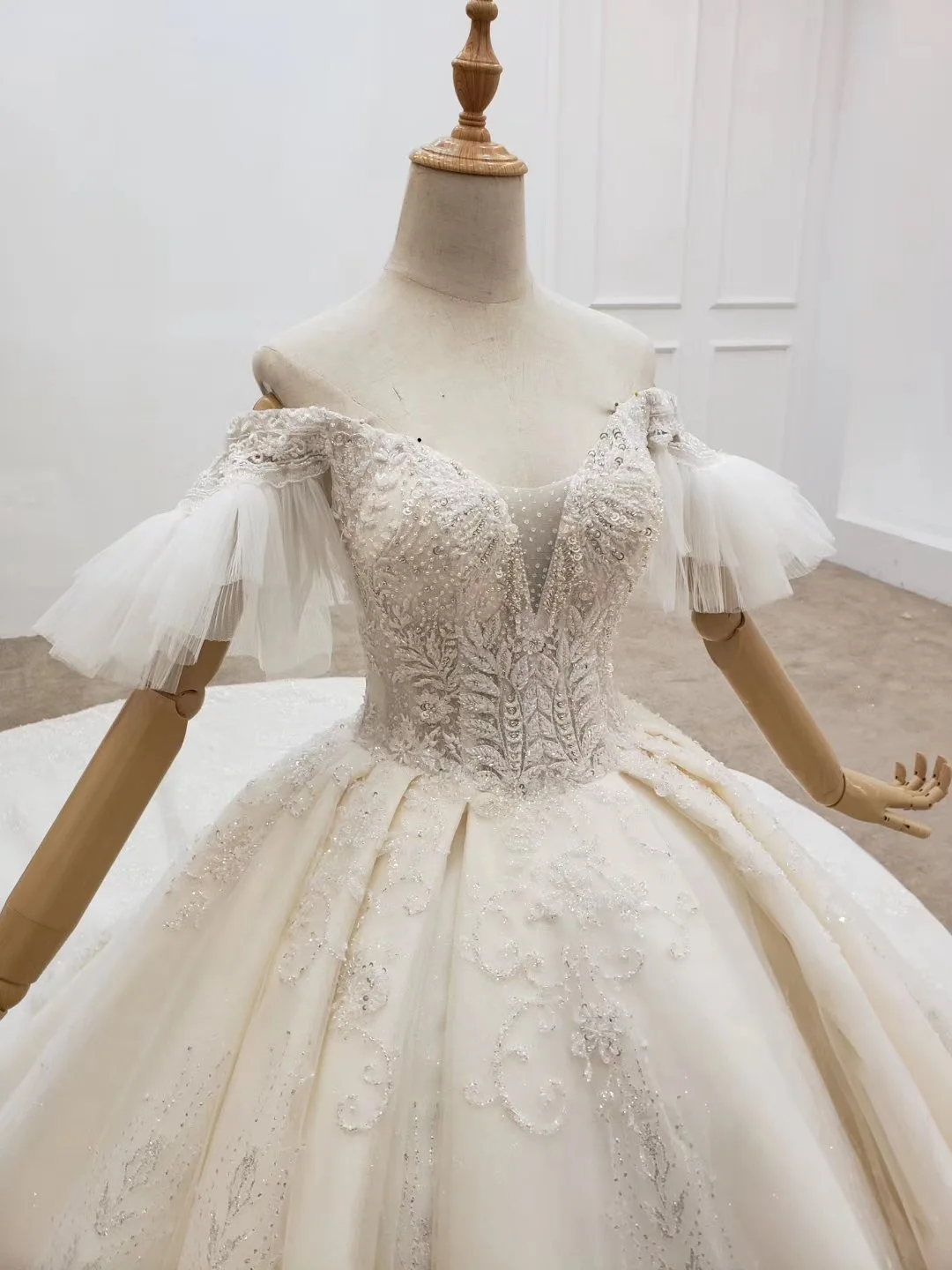 Full Sparkly Wedding Dress With Popular Metallic Line Off The Shoulder Handmade Beaded Wedding Gown With Long Train Bridal Gown
Full Sparkly Wedding Dress With Popular Metallic Line Off The Shoulder Handmade Beaded Wedding Gown With Long Train Bridal Gown