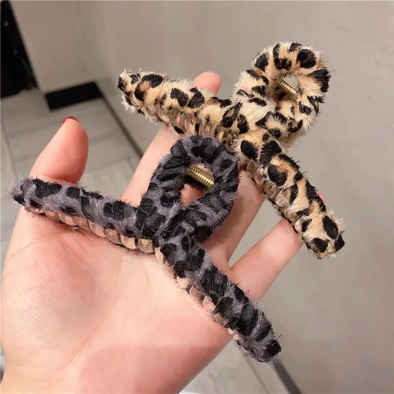 Fashion Girl Retro crystal Hair Claws Beam Hairpin Women Hair Accessories Beauty Hair Crab Clamp Headwear cute bear Hair Clip
Fashion Girl Retro crystal Hair Claws Beam Hairpin Women Hair Accessories Beauty Hair Crab Clamp Headwear cute bear Hair Clip