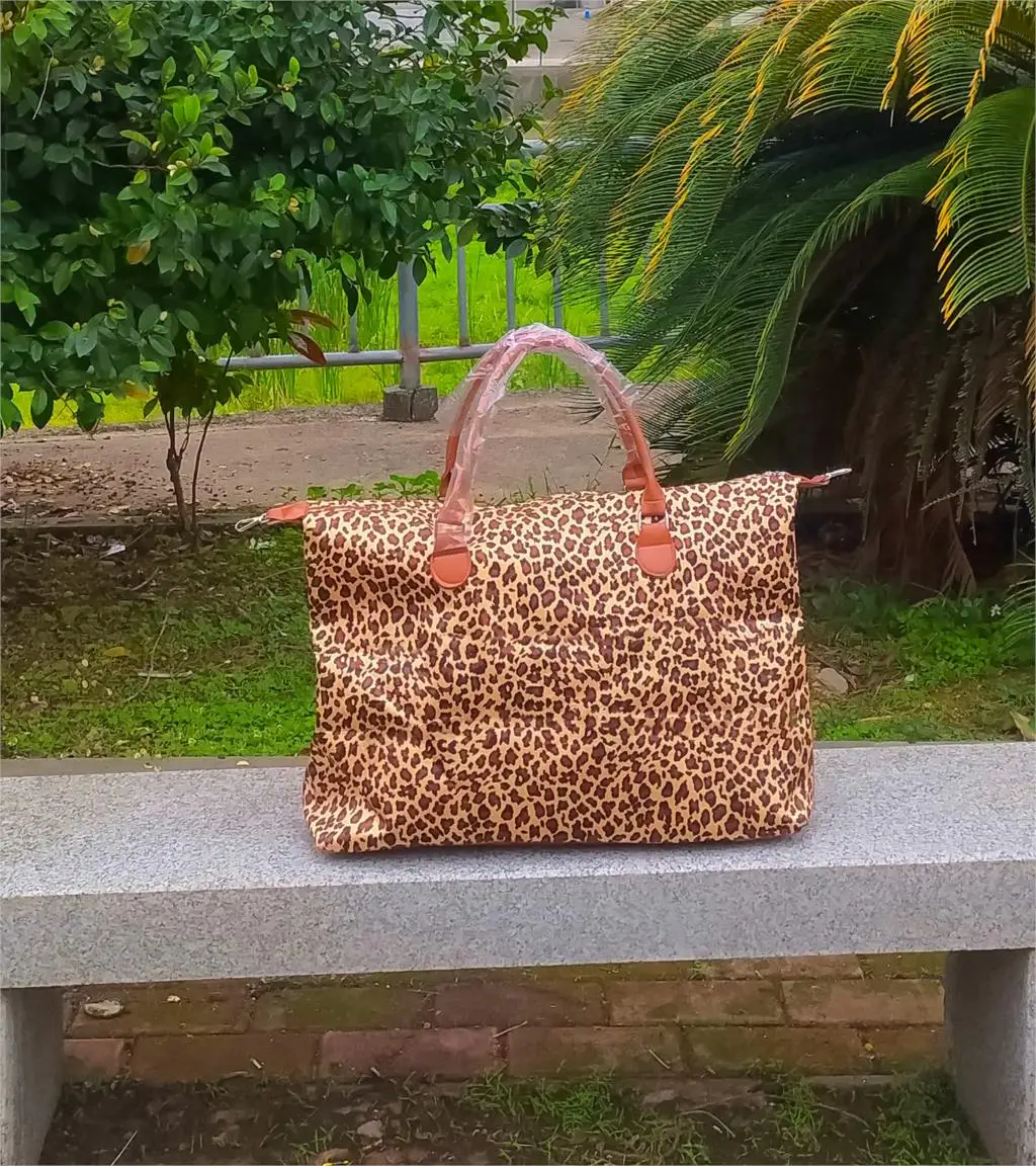 Femme Fashion Leopard Large Capacity Handbag Women Plaid Print Weenkender Handbags New Travel Duffle 
Femme Fashion Leopard Large Capacity Handbag Women Plaid Print Weenkender Handbags New Travel Duffle