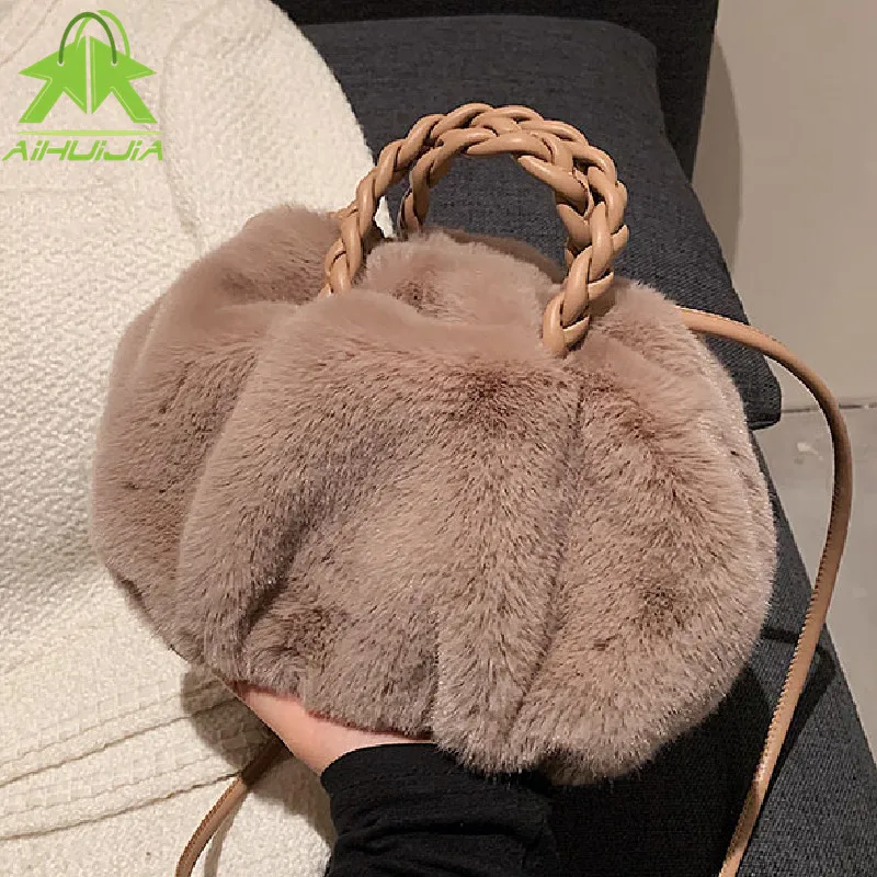 New Plush Soft Small Handbag Women Fashion Designer Shoulder Bag Autumn Winter Luxury Comfortable Fluffy Female Messenger Bags
New Plush Soft Small Handbag Women Fashion Designer Shoulder Bag Autumn Winter Luxury Comfortable Fluffy Female Messenger Bags