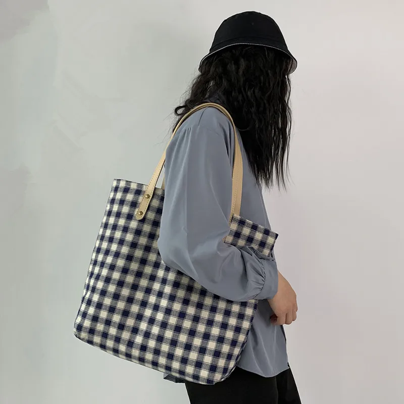 

Женская квадратная холщовая сумка через плечо в клетку, вместительная повседневная дамская сумочка в стиле ретро, мессенджер в студенческо...