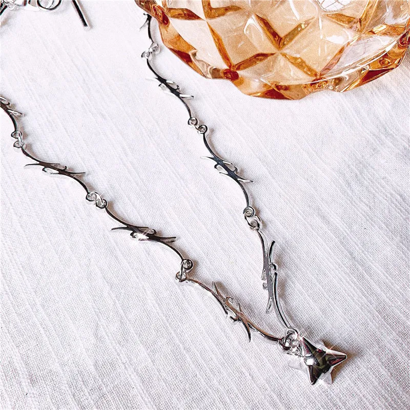 THORN CHOKER in Silver-Plated Meteor Hammer Pendant Thorn Collar Minimalistic Gothic Emo Jewelry Crown of Thorns Necklace KD3I2
THORN CHOKER in Silver-Plated Meteor Hammer Pendant Thorn Collar Minimalistic Gothic Emo Jewelry Crown of Thorns Necklace KD3I2