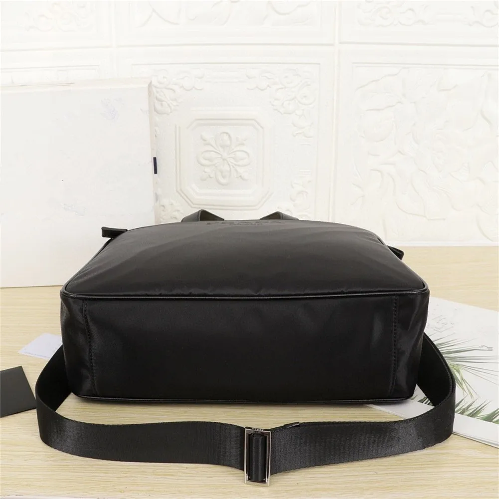 Leather men's briefcase fashion business one-shoulder messenger bag laptop bag office handbag
Leather men's briefcase fashion business one-shoulder messenger bag laptop bag office handbag