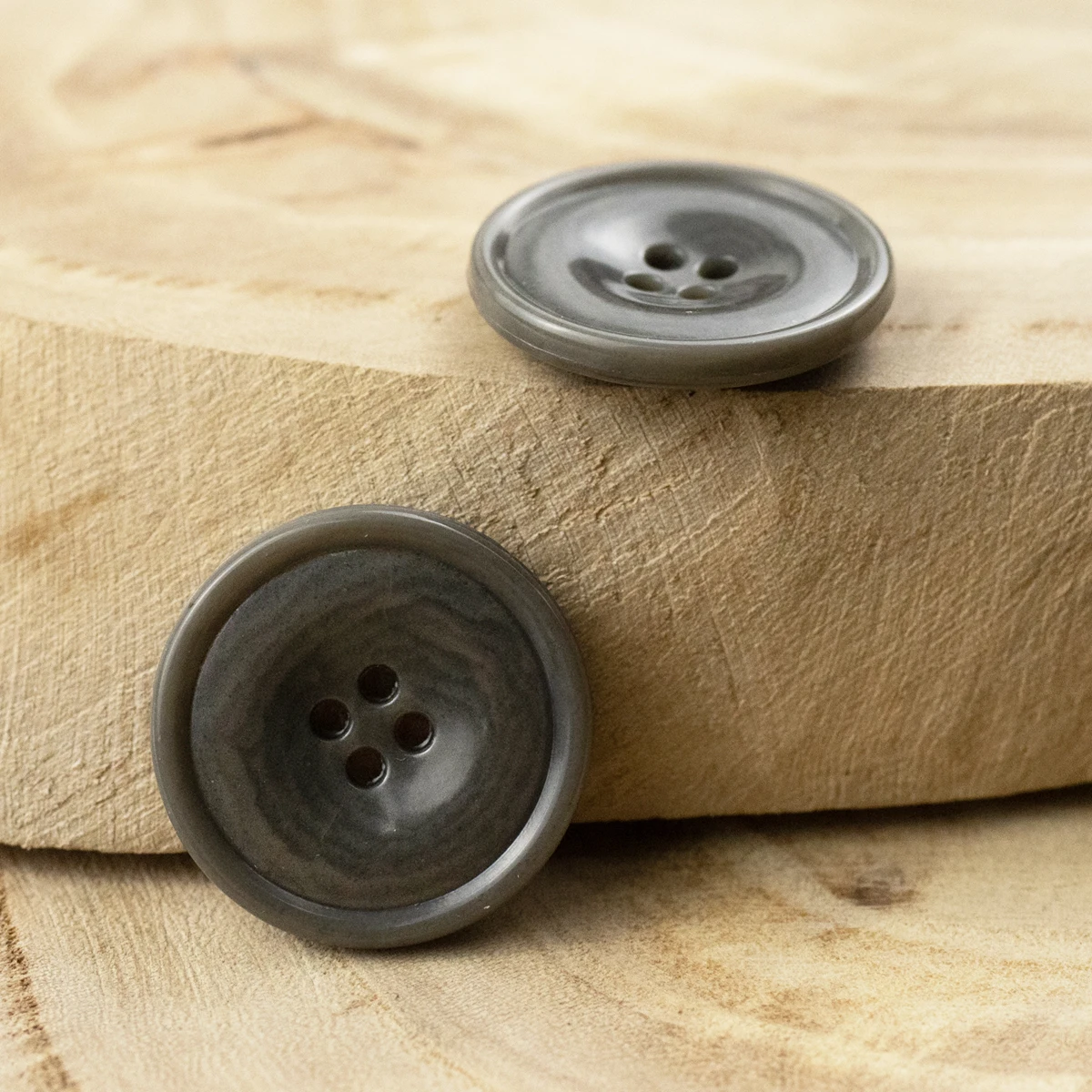 10 шт., темно-серые пуговицы с имитацией мочевины 
10 шт., темно-серые пуговицы с имитацией мочевины