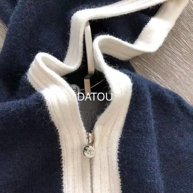Autumn and Winter Contrast Zipper Knitted Hoodie Women's Short Casual Simple Sweater Coat
Autumn and Winter Contrast Zipper Knitted Hoodie Women's Short Casual Simple Sweater Coat
