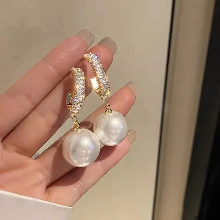 2021 New Fashion Korean Oversized White Pearl Drop Earrings for Women Bohemian Golden Round Zircon Wedding Earrings Jewelry Gift
2021 New Fashion Korean Oversized White Pearl Drop Earrings for Women Bohemian Golden Round Zircon Wedding Earrings Jewelry Gift