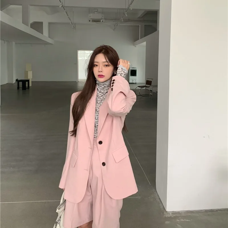 2021 Elegant Women Shorts Suits Single-breasted Loose Blazer & High Waist Wide Leg Shorts Spring Female 2 Pieces Set
2021 Elegant Women Shorts Suits Single-breasted Loose Blazer & High Waist Wide Leg Shorts Spring Female 2 Pieces Set