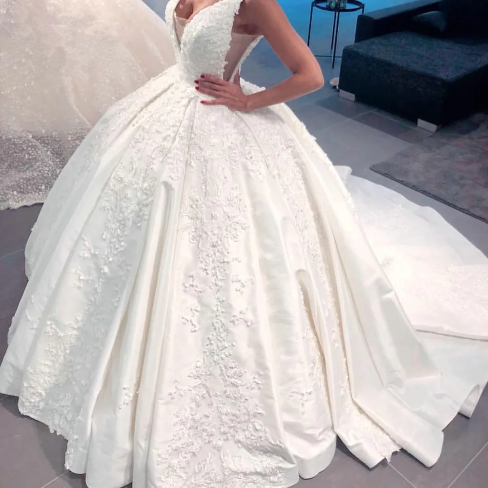 2020 Backless Lace Ball Gown Sexy Wedding Gowns V Neck Applique Beading Long Train Bridal Dress Robe De Mariee
2020 Backless Lace Ball Gown Sexy Wedding Gowns V Neck Applique Beading Long Train Bridal Dress Robe De Mariee