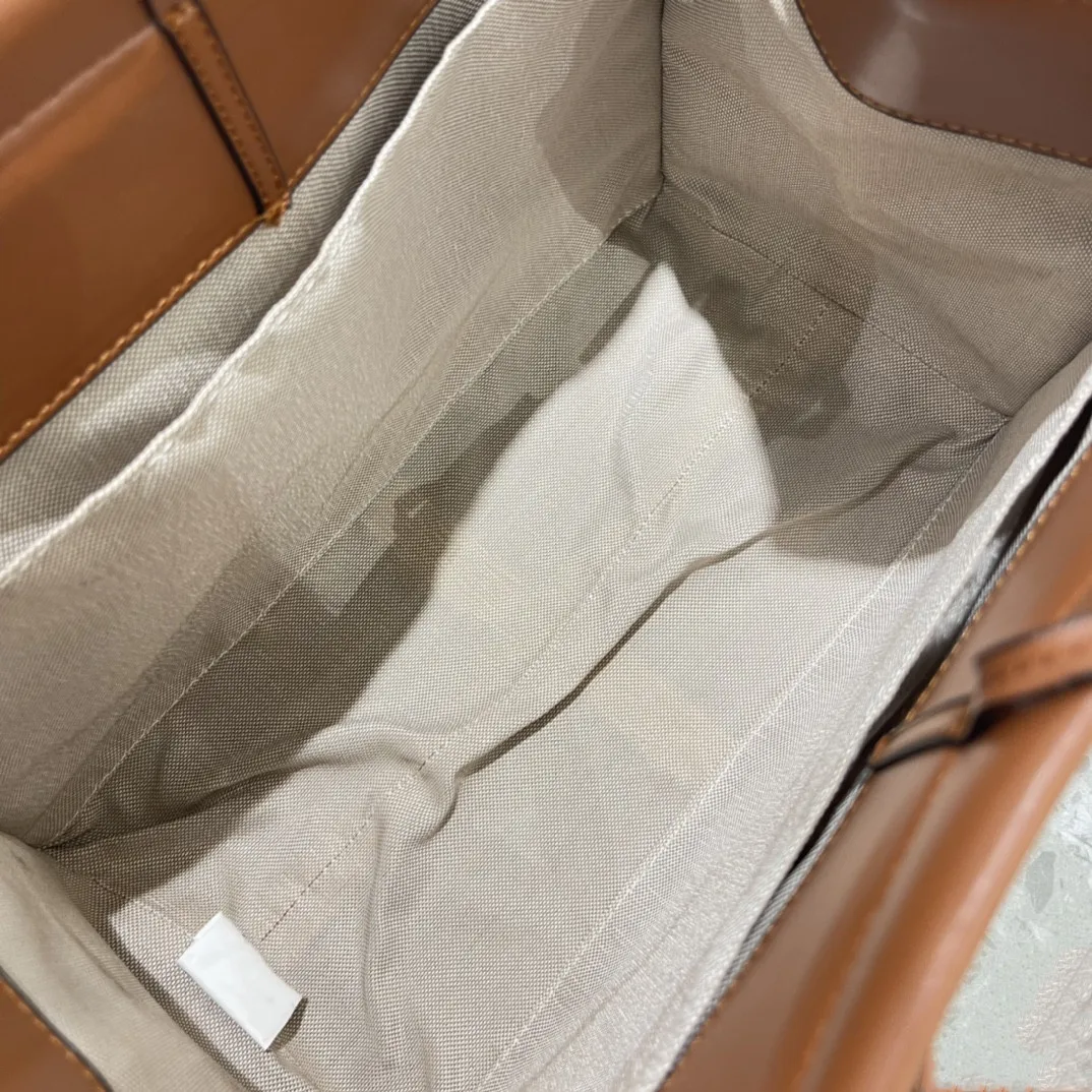 2021 summer fashion trend, overall simple design, single shoulder messenger bag, large amount of fold technology, versatile
2021 summer fashion trend, overall simple design, single shoulder messenger bag, large amount of fold technology, versatile