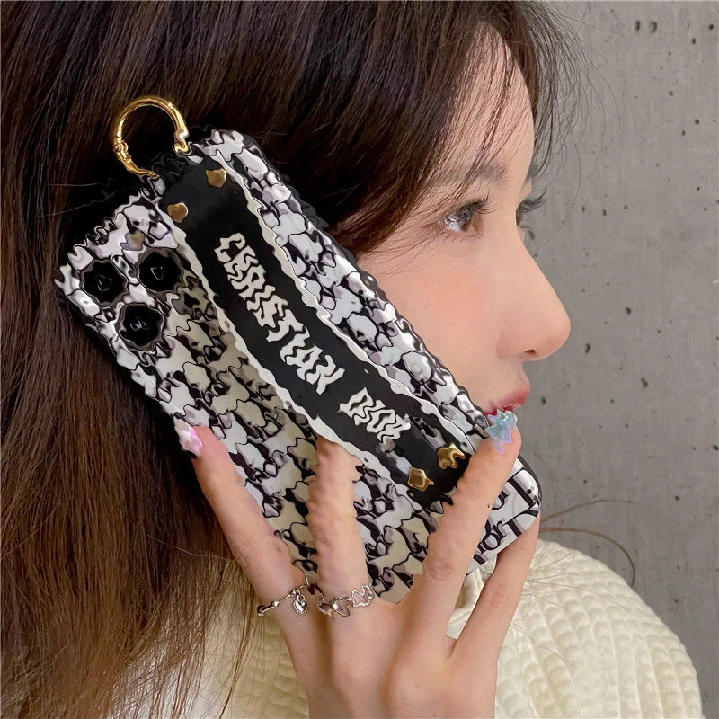 Di~r! Black letter phone case, wristband phone case,suitable for iPhone 13 iPhone 13pro iPhone 13promax iPhone 12
Di~r! Black letter phone case, wristband phone case,suitable for iPhone 13 iPhone 13pro iPhone 13promax iPhone 12