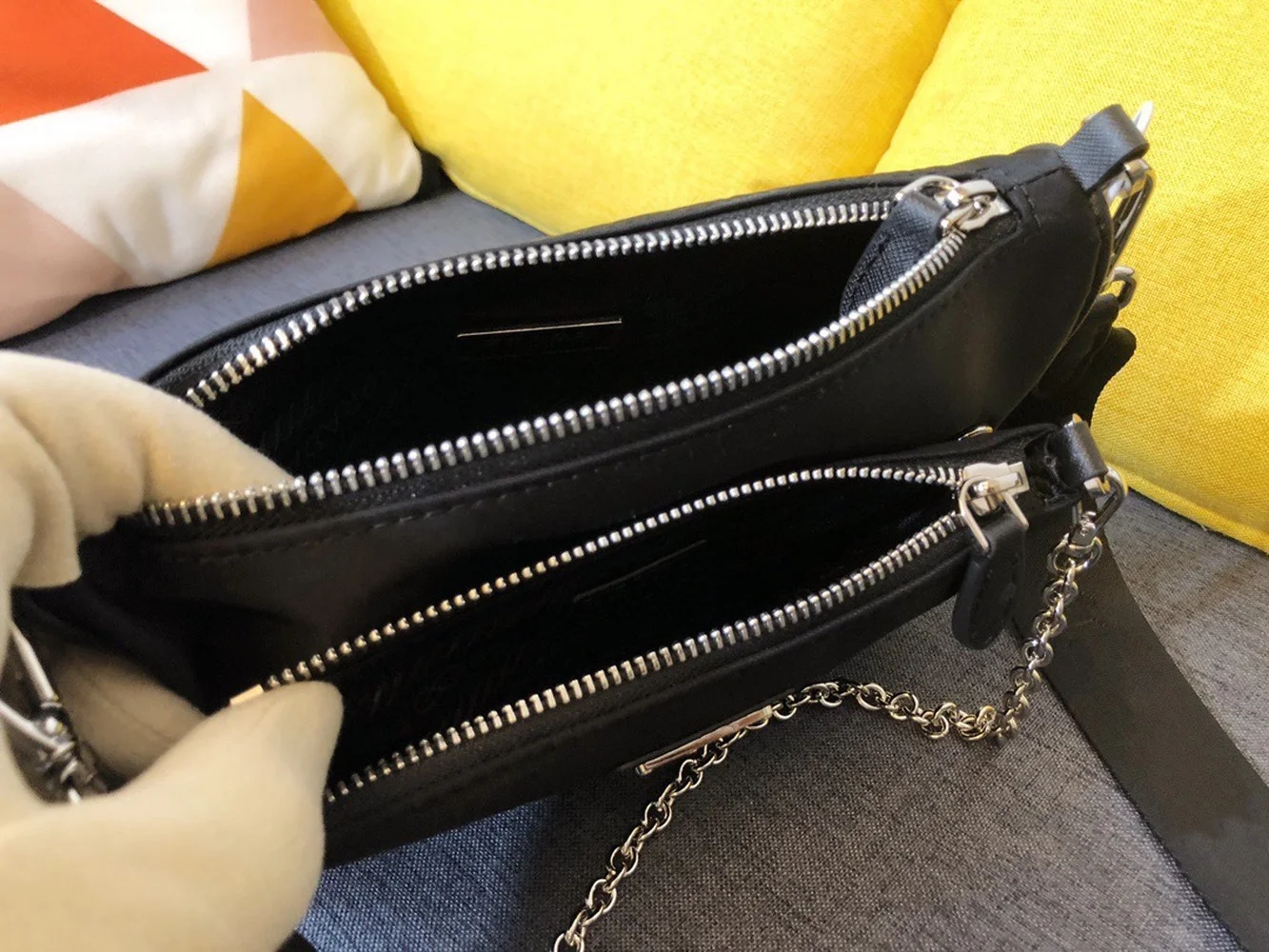 The new super practical one-shoulder messenger bag unisex designer handbags 
The new super practical one-shoulder messenger bag unisex designer handbags