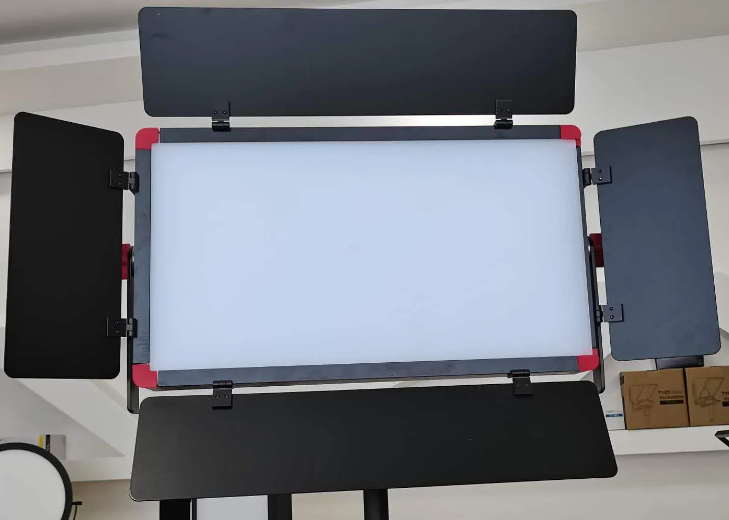 Заводской магазин TYSTVideo Studio светильник для профессиональной видеосъемки и интервью
Заводской магазин TYSTVideo Studio светильник для профессиональной видеосъемки и интервью