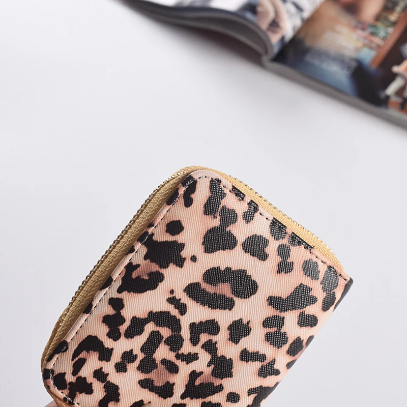 Women Short Wallets New Vintage Fashion Leopard Prints Coin Purse For Girls Clutch Bag PU Ladies Card Holder Clutch Bag
Women Short Wallets New Vintage Fashion Leopard Prints Coin Purse For Girls Clutch Bag PU Ladies Card Holder Clutch Bag