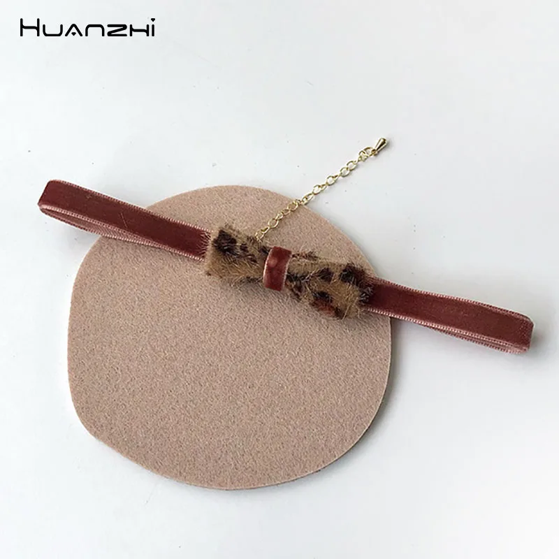 HUANZHI 2021 Fashion Leopard Print Vintage Red-brown Velvet Bow Choker Necklace for Women Cool Girls Winter Party Gift Jewelry
HUANZHI 2021 Fashion Leopard Print Vintage Red-brown Velvet Bow Choker Necklace for Women Cool Girls Winter Party Gift Jewelry