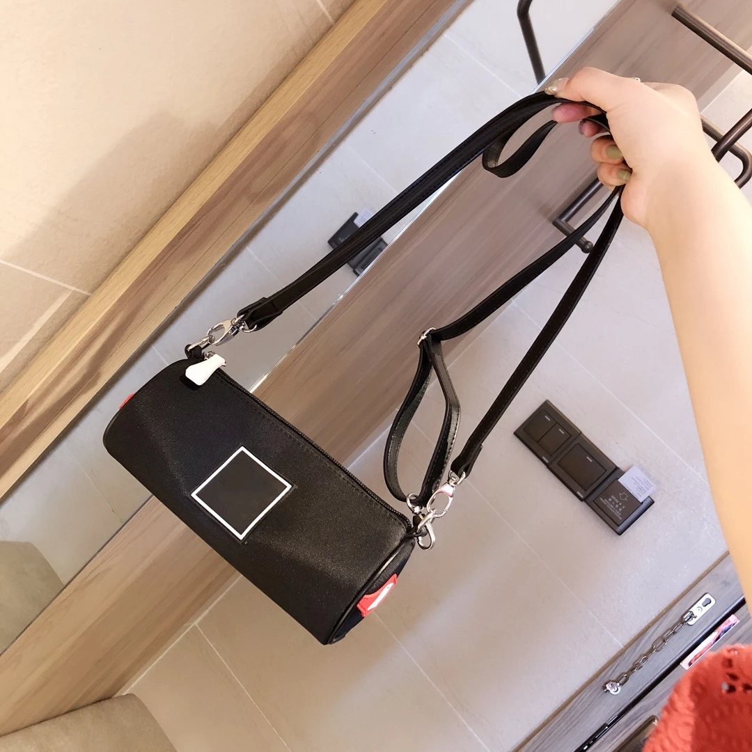 Luxury Brand Designer YUAN New Customized Model Nylon Material Baguette Bag Summer Business Model Cheap Cool Shoulder Bag Women 
Luxury Brand Designer YUAN New Customized Model Nylon Material Baguette Bag Summer Business Model Cheap Cool Shoulder Bag Women