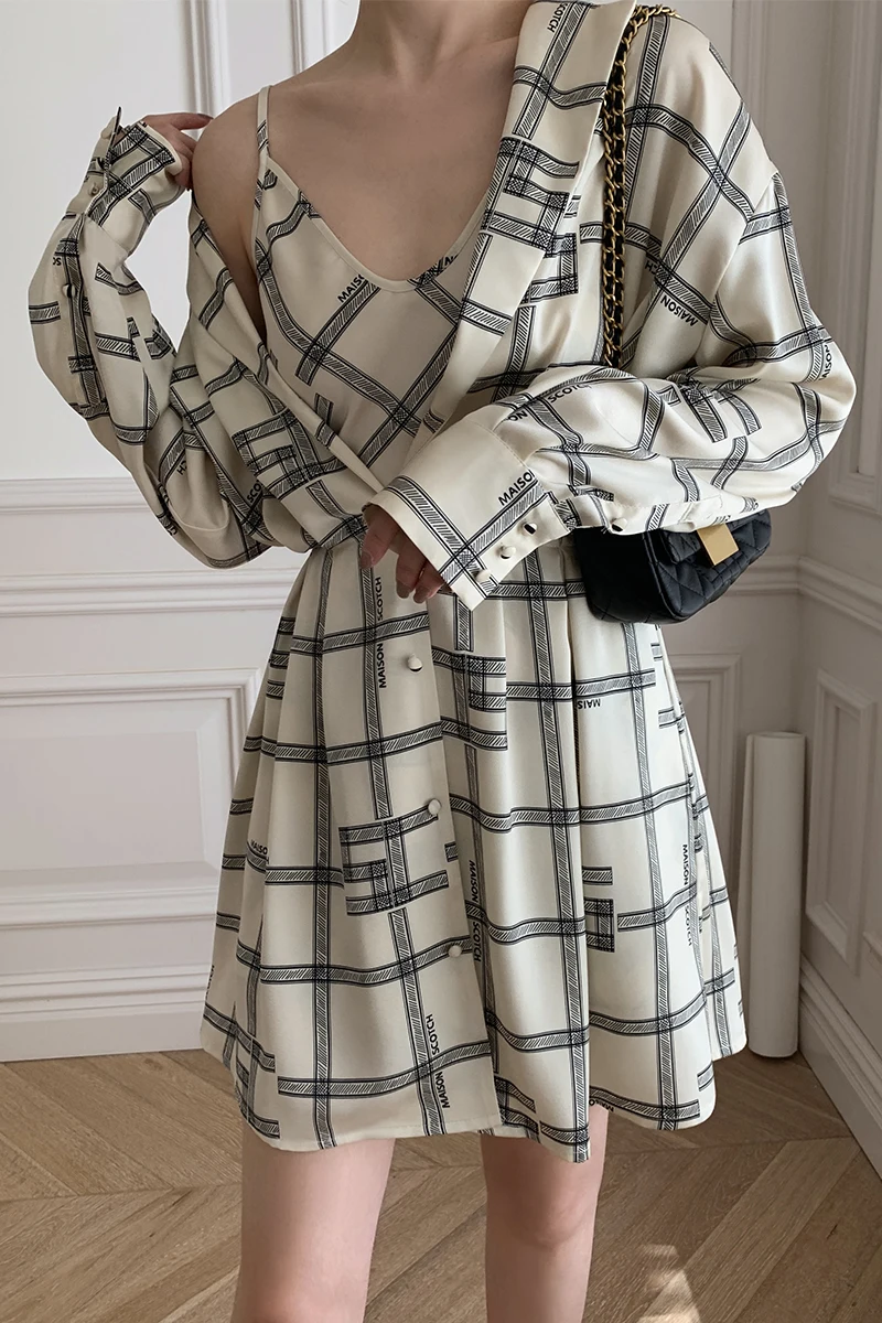 Spring Summer Original Women's V-neck Fake Two-Piece Striped Shirt Skirt Niche Design Sense Elegant Simple Handsome Mini Dress
Spring Summer Original Women's V-neck Fake Two-Piece Striped Shirt Skirt Niche Design Sense Elegant Simple Handsome Mini Dress