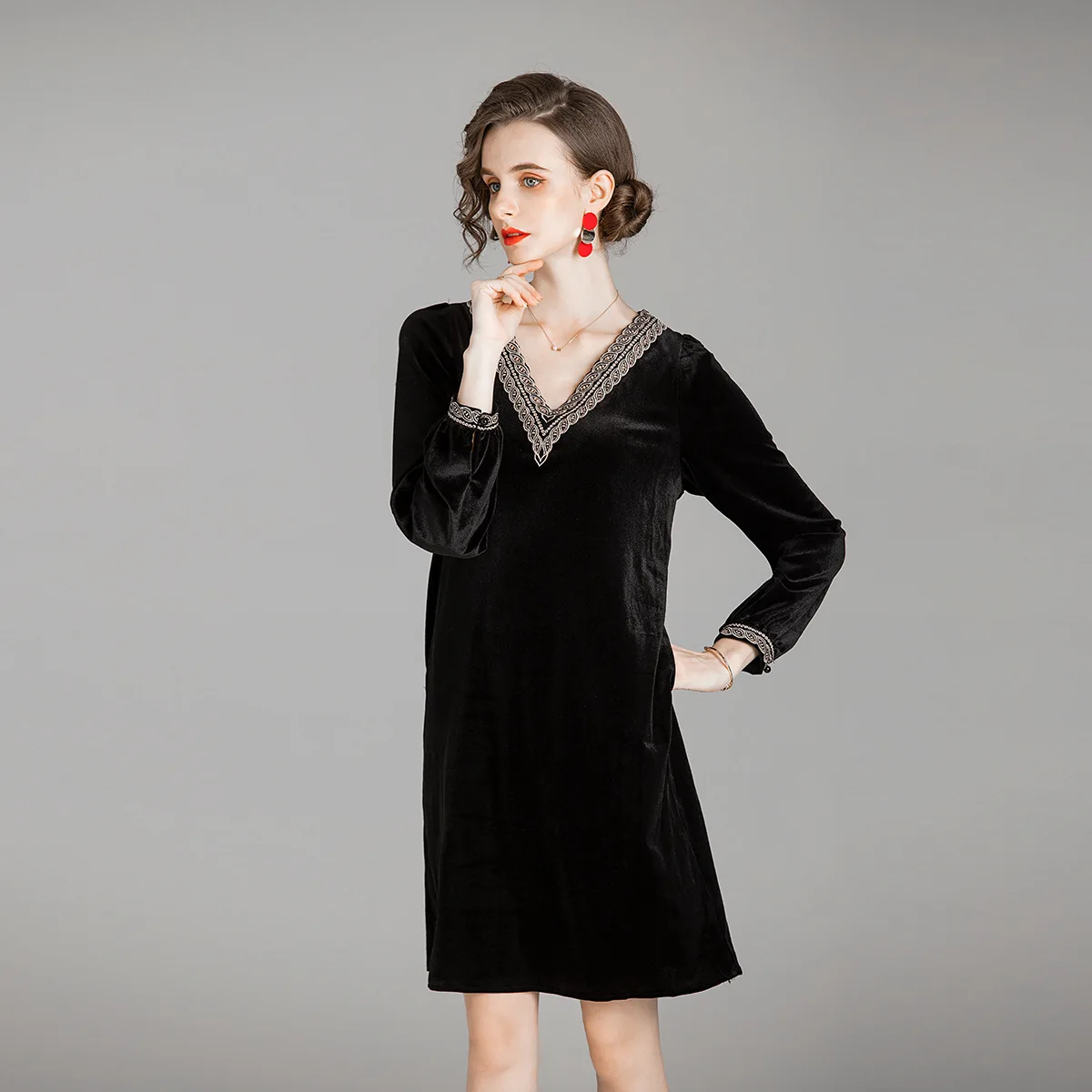 2020 autumn and winter women dresses in the long section of the waist and thin Hepburn style black dress
2020 autumn and winter women dresses in the long section of the waist and thin Hepburn style black dress