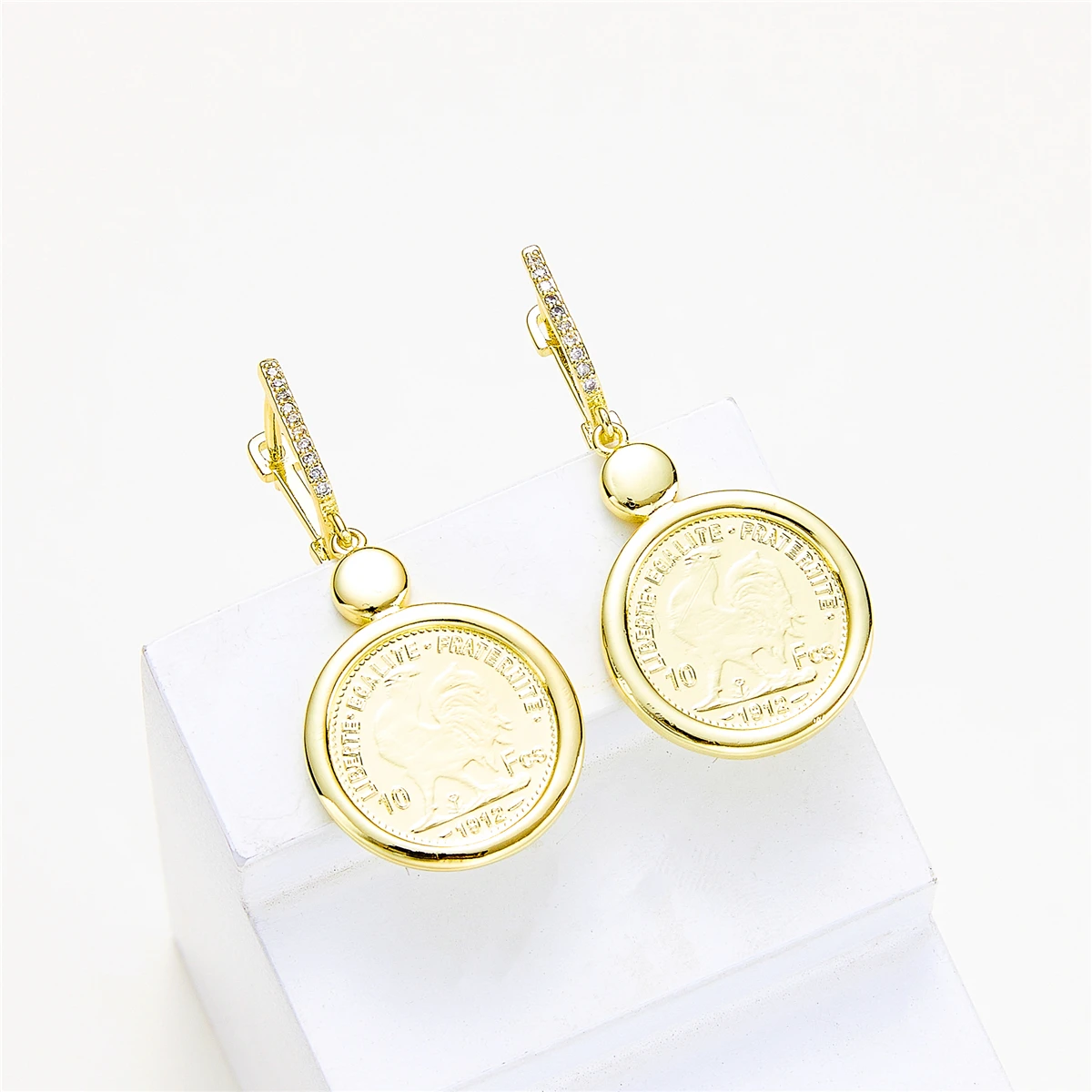 2021 Dec hot selling 14k gold color earring top trend of fashion cock coin eardrop copper jewelry high quality earring
2021 Dec hot selling 14k gold color earring top trend of fashion cock coin eardrop copper jewelry high quality earring