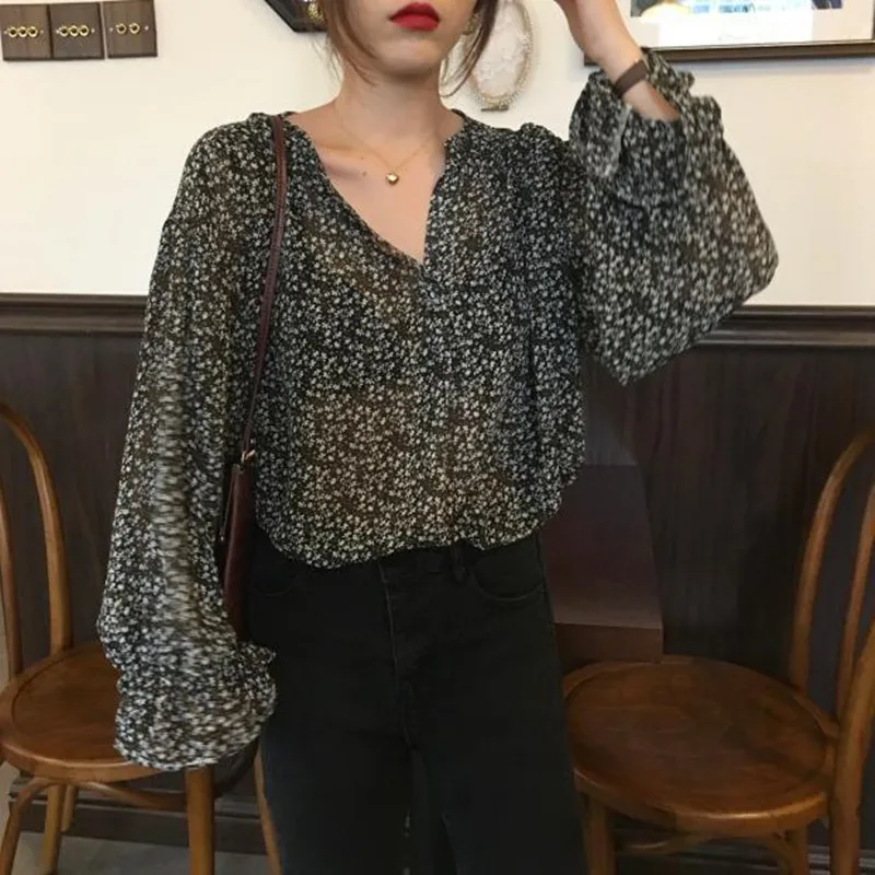 Short sweet Floral Chiffon shirt women's low neck flared sleeve sunscreen top long spring and autumn with base
Short sweet Floral Chiffon shirt women's low neck flared sleeve sunscreen top long spring and autumn with base