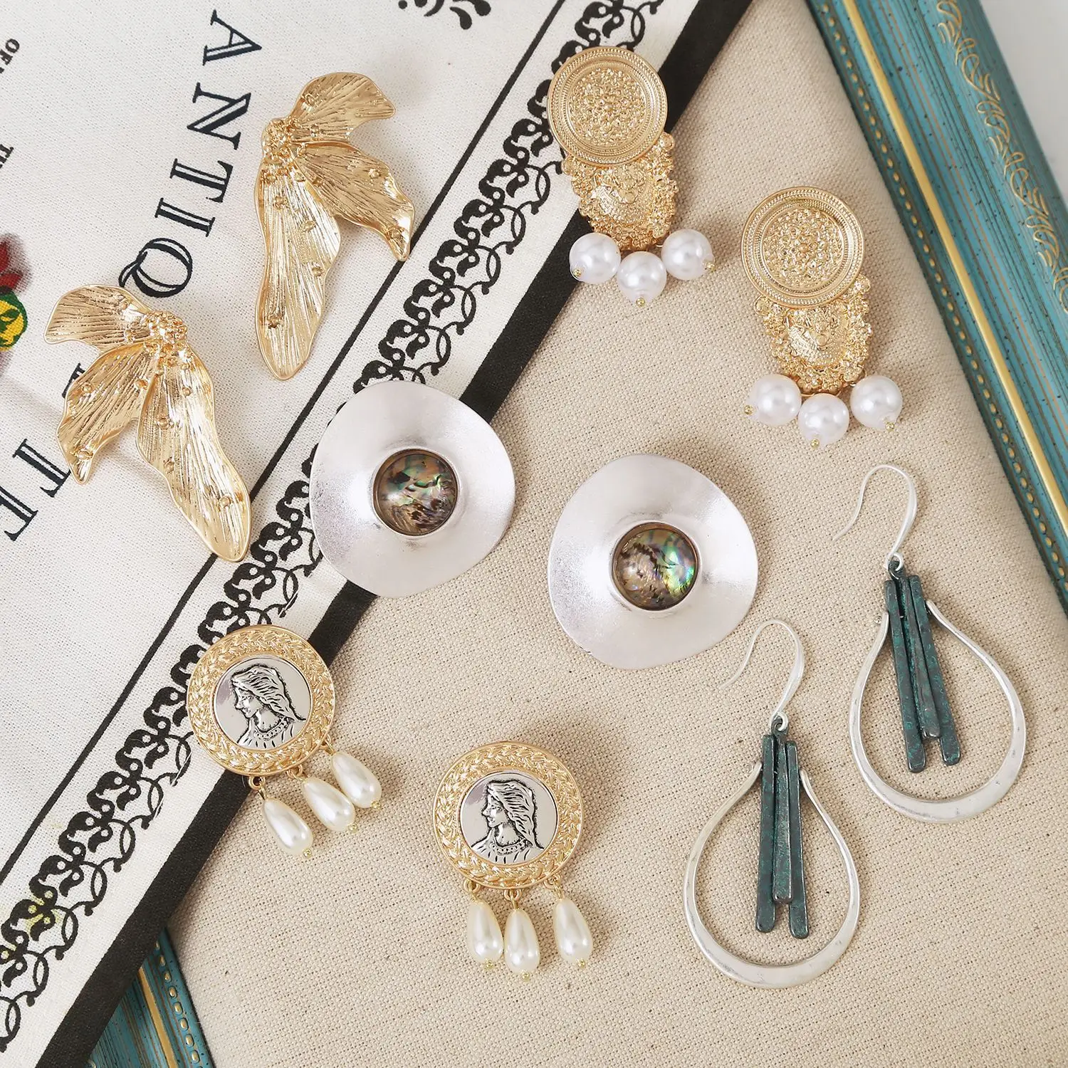 Ethnic style retro earrings Bohemian exaggerated palace style Baroque temperament Eye Portrait geometric pearl female earrings
Ethnic style retro earrings Bohemian exaggerated palace style Baroque temperament Eye Portrait geometric pearl female earrings