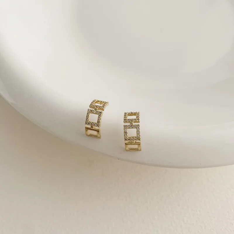 LOVOACC Shiny Rhinestone Hollow Link Earrings for Women Gold Color Metal Rectangle Chunky Chain Hoop Earrings Delicate Jewelry
LOVOACC Shiny Rhinestone Hollow Link Earrings for Women Gold Color Metal Rectangle Chunky Chain Hoop Earrings Delicate Jewelry