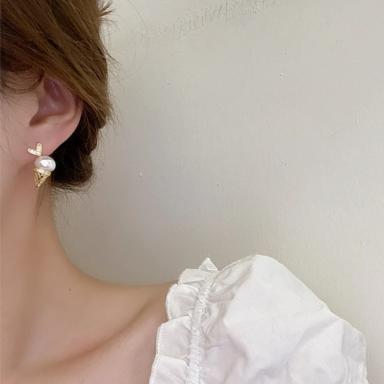 Модные серьги в стиле ретро в нишевой стиле с жемчугом и мороженым, женские индивидуальные простые и универсальные характерные серьги
Модные серьги в стиле ретро в нишевой стиле с жемчугом и мороженым, женские индивидуальные простые и универсальные характерные серьги