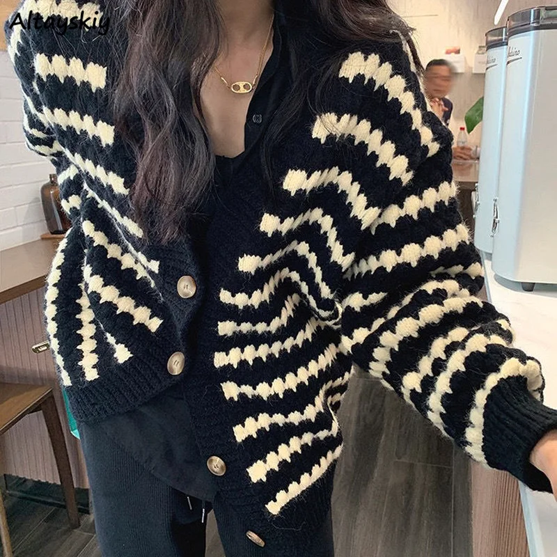 Women Striped Cardigan Sweaters Temperament Long Sleeve Knit Outwear Lazy Retro Autumn Korean Fashion V-neck Versatile Sweater
Women Striped Cardigan Sweaters Temperament Long Sleeve Knit Outwear Lazy Retro Autumn Korean Fashion V-neck Versatile Sweater