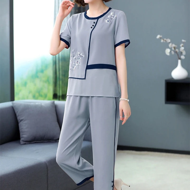 Women 2 Piece Sets Mom Suits Fashion Floral Embroidery O-neck Short Sleeve Tops+Solid Loose Calf-Length Pants Elegant Outfit
Women 2 Piece Sets Mom Suits Fashion Floral Embroidery O-neck Short Sleeve Tops+Solid Loose Calf-Length Pants Elegant Outfit
