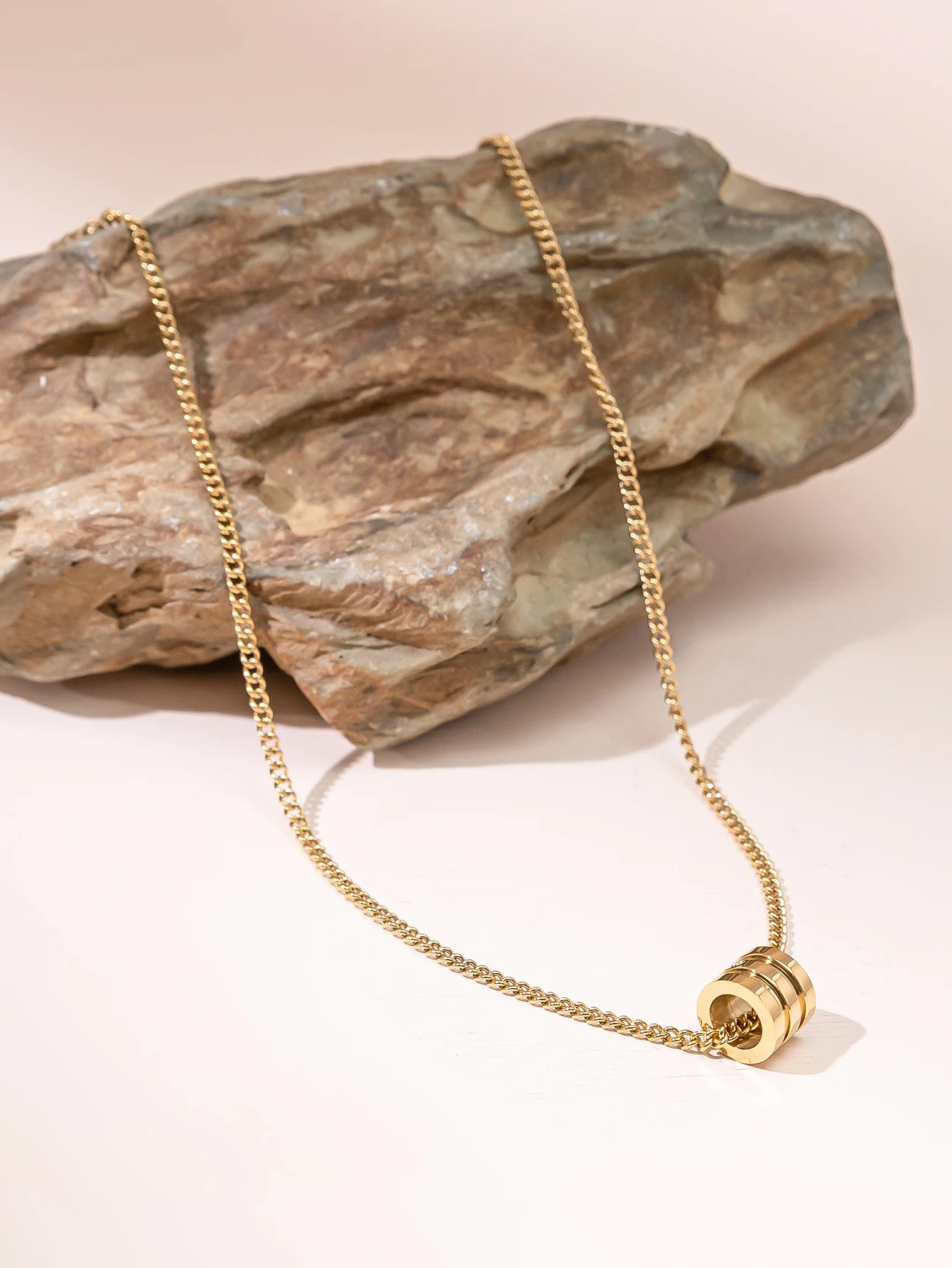 Luxury Stainless Steel Gold Plated Small Waist Ring Necklace Ins Simple Round Circle Pendant Clavicle Chain
Luxury Stainless Steel Gold Plated Small Waist Ring Necklace Ins Simple Round Circle Pendant Clavicle Chain