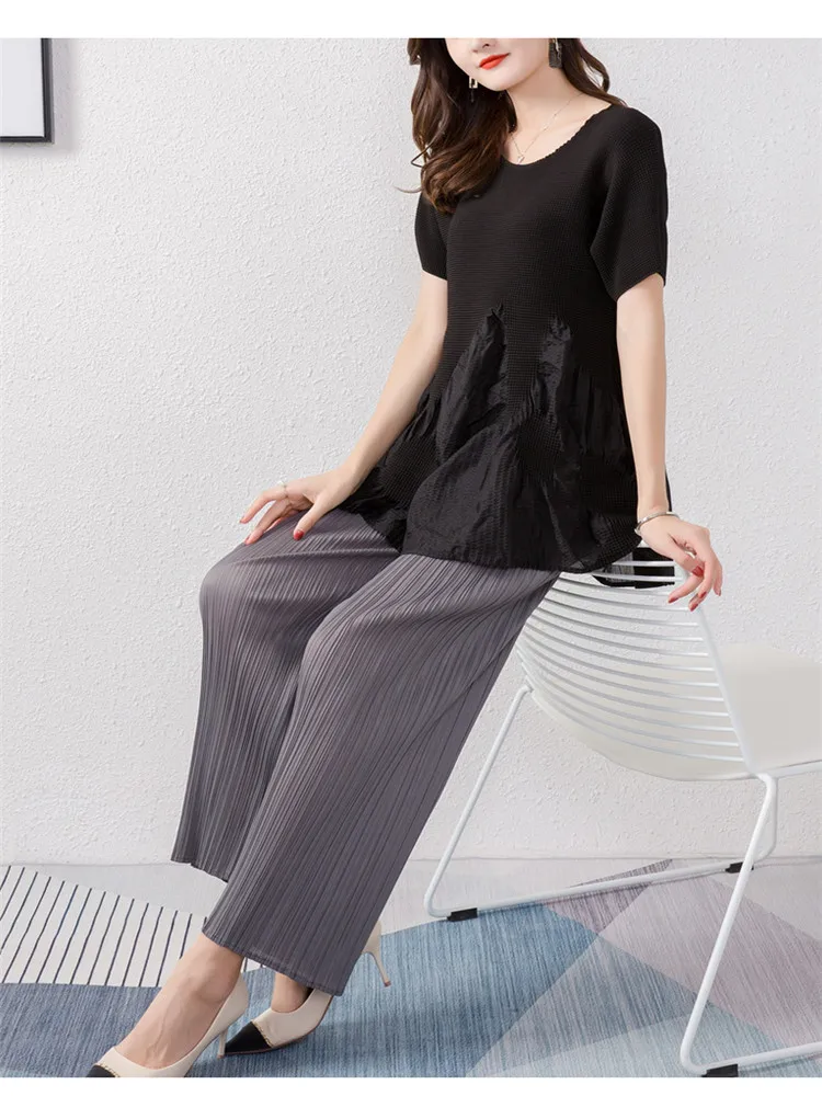 Miyake pleated top T-shirt women 2021 summer new style casual fashion loose large size heavy silk stitching short-sleeved tops 
Miyake pleated top T-shirt women 2021 summer new style casual fashion loose large size heavy silk stitching short-sleeved tops