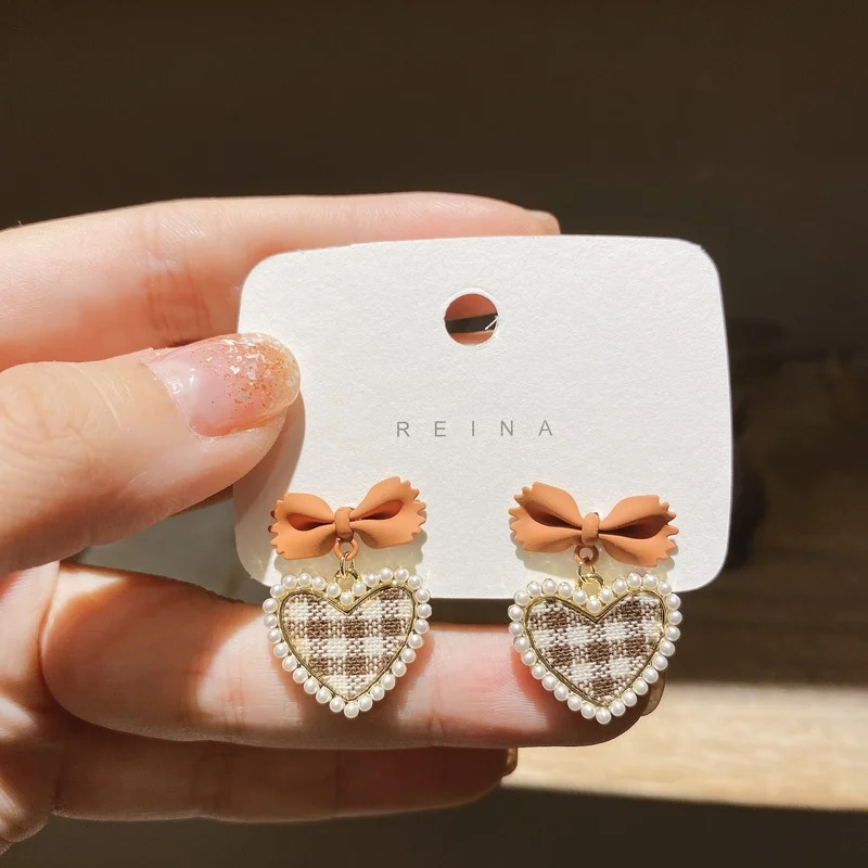 LOVOACC Cute 2 Designs Pink Brown Chequer Love Heart Pendant Earrings for Women Girls Alloy Bowknot Dangle Earrings Oorbellen
LOVOACC Cute 2 Designs Pink Brown Chequer Love Heart Pendant Earrings for Women Girls Alloy Bowknot Dangle Earrings Oorbellen