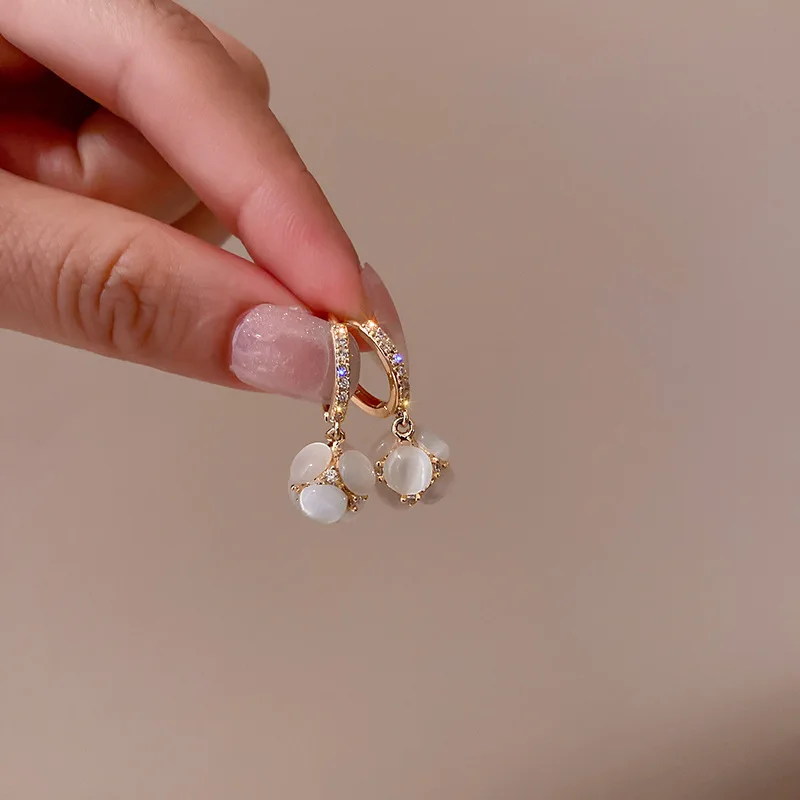 Trendy Golden Opal Geometric Pendant Earrings for Women Cute Girls Korean Fashion Diamond New Earrings Bride Jewelry Gift
Trendy Golden Opal Geometric Pendant Earrings for Women Cute Girls Korean Fashion Diamond New Earrings Bride Jewelry Gift
