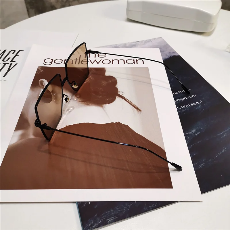 2021 New Retro Oversized Frame Metal Sunglasses Women Fashion Trend Net Red Ocean Lens Shades Sun Glasses Popular
2021 New Retro Oversized Frame Metal Sunglasses Women Fashion Trend Net Red Ocean Lens Shades Sun Glasses Popular