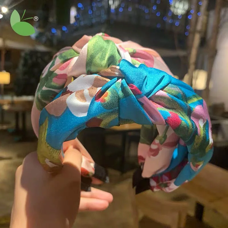 2021 New Fashion Wide side knotted hair band women's satin wash hair with headband 
2021 New Fashion Wide side knotted hair band women's satin wash hair with headband