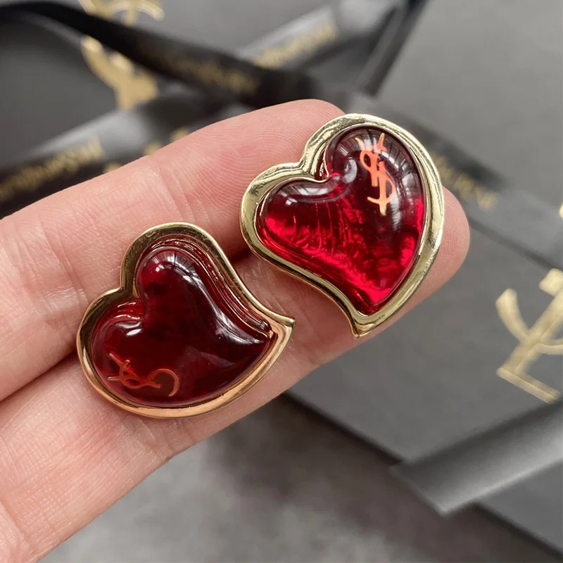 Классические простые серьги-гвоздики в форме сердца, Красного персика, знаменитые модные брендовые Роскошные темпераментные серьги для же...
Классические простые серьги-гвоздики в форме сердца, Красного персика, знаменитые модные брендовые Роскошные темпераментные серьги для же...