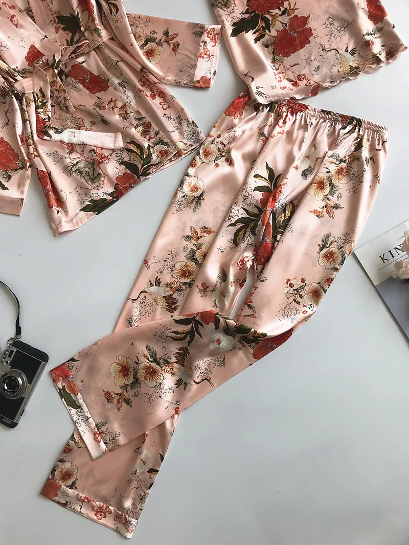Women's Spring and Autumn Pajamas Long-Sleeved Silk Three-Piece Set V-neck Soft Touch Bathrob
Women's Spring and Autumn Pajamas Long-Sleeved Silk Three-Piece Set V-neck Soft Touch Bathrob