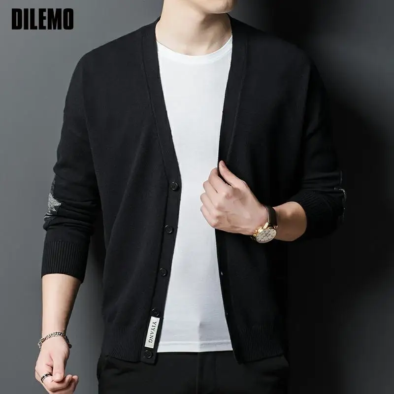 Top Grade New Autum Designer Fashion Knit V Neck Cardigan Trendy Striped Knit Korean Mens Casual Coats Jacket Men Clothing
Top Grade New Autum Designer Fashion Knit V Neck Cardigan Trendy Striped Knit Korean Mens Casual Coats Jacket Men Clothing