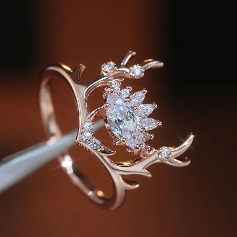 Rings For Woman Fashion Glittering And Translucent Crystal Embellished Lovely Rose Gold Elk Antlers Crystal Wedding Ring
Rings For Woman Fashion Glittering And Translucent Crystal Embellished Lovely Rose Gold Elk Antlers Crystal Wedding Ring