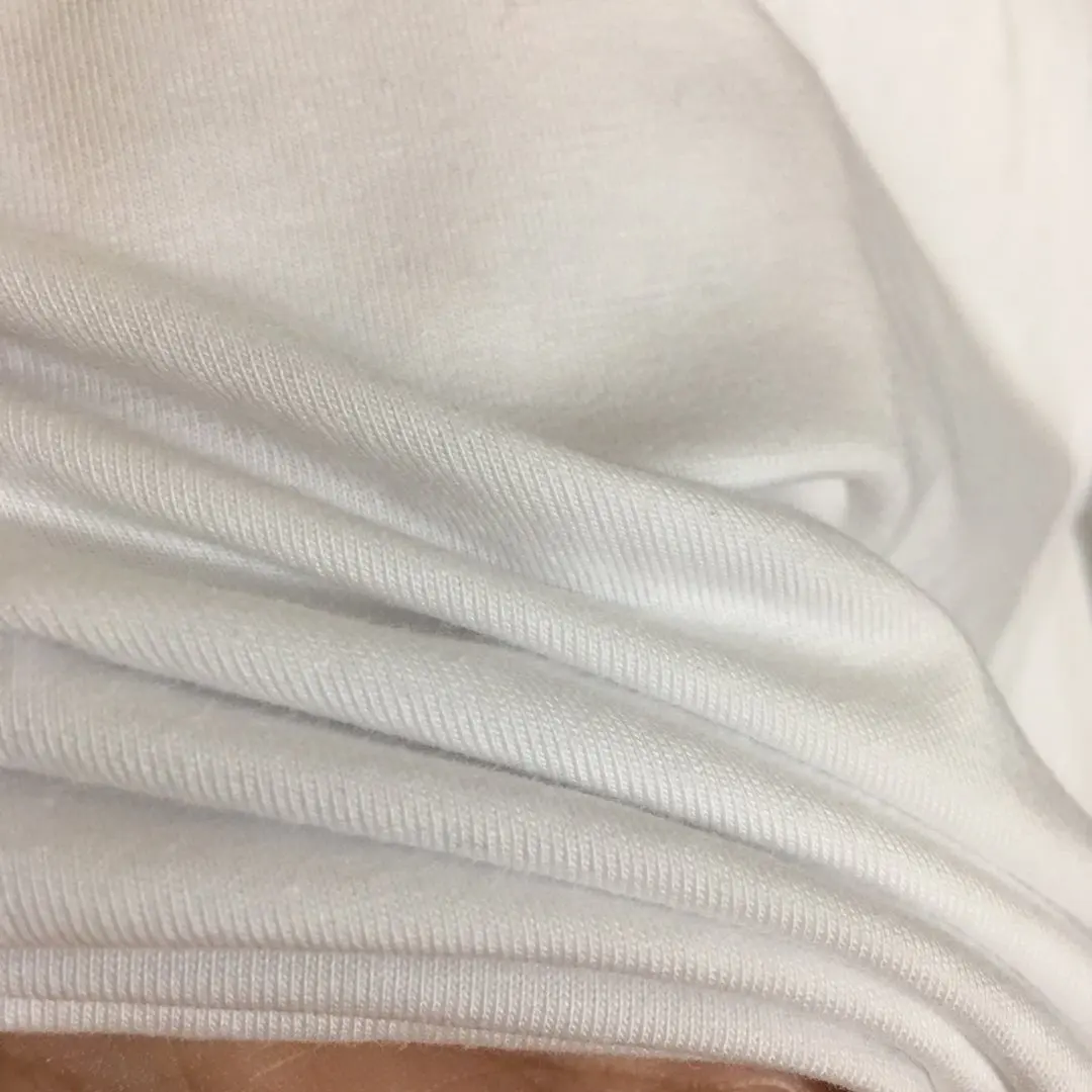 2021 Zomer Nieuwe Vrouwen U-Vormige Broche, Unieke Vouw Ontwerp, alle-Wedstrijd Dunne En Onregelmatige T-shirt Vrouwen 
2021 Zomer Nieuwe Vrouwen U-Vormige Broche, Unieke Vouw Ontwerp, alle-Wedstrijd Dunne En Onregelmatige T-shirt Vrouwen