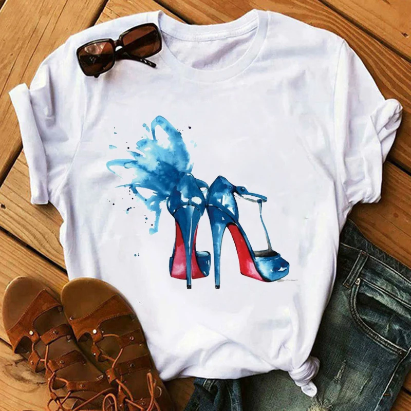 Футболка женская летняя с принтом на высоких каблуках и круглым вырезом
Футболка женская летняя с принтом на высоких каблуках и круглым вырезом