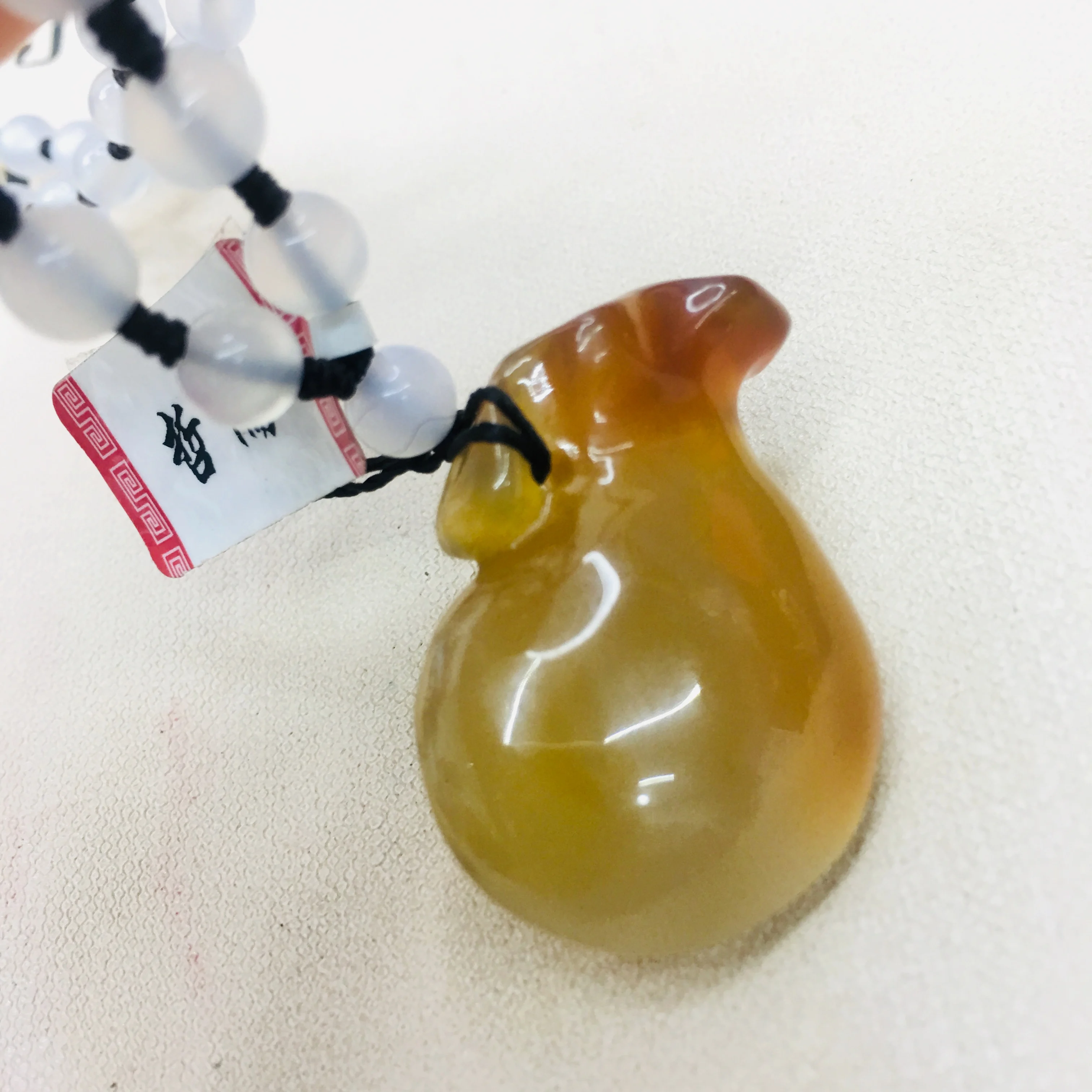 Подвеска из натурального белого халцедона в бразильском стиле, резной светло-желтый кулон в виде мешка для денег с белым халцедоном
Подвеска из натурального белого халцедона в бразильском стиле, резной светло-желтый кулон в виде мешка для денег с белым халцедоном