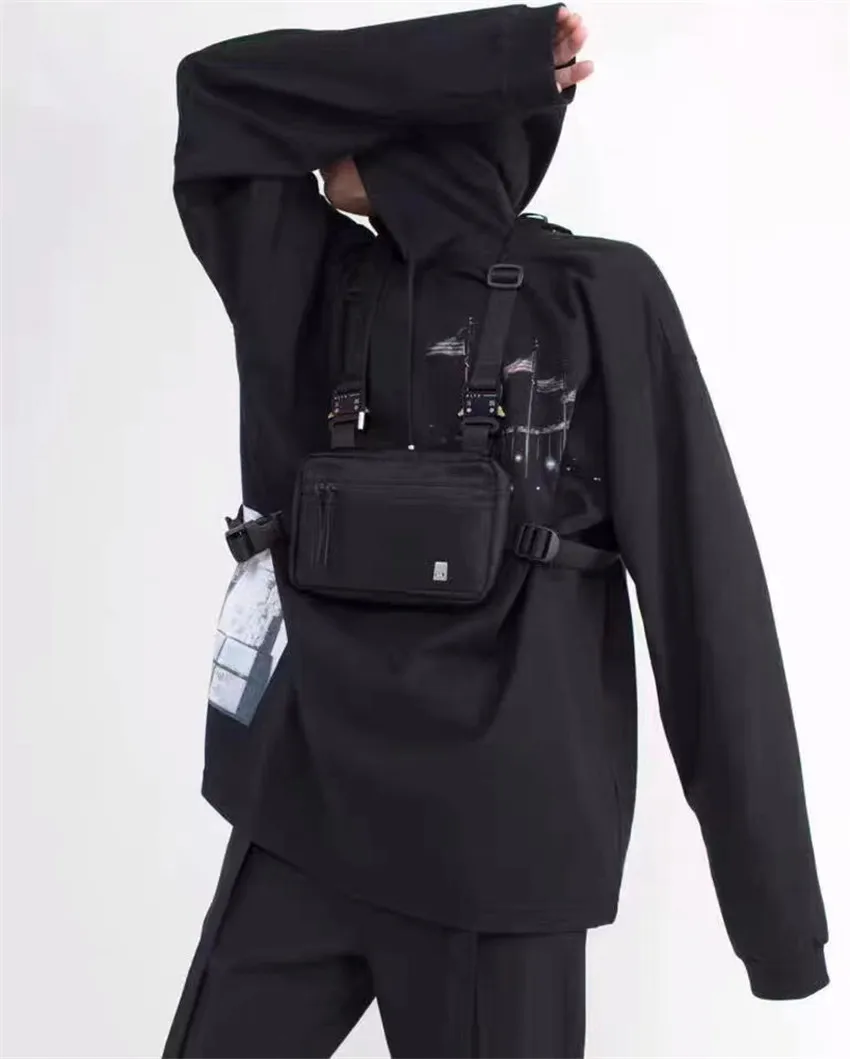 Metal Button 2 Buckles 1017 ALYX 9SM Functional Tactical Chest Bags ALYX Bag Kanye West Men Women Backpacks
Metal Button 2 Buckles 1017 ALYX 9SM Functional Tactical Chest Bags ALYX Bag Kanye West Men Women Backpacks