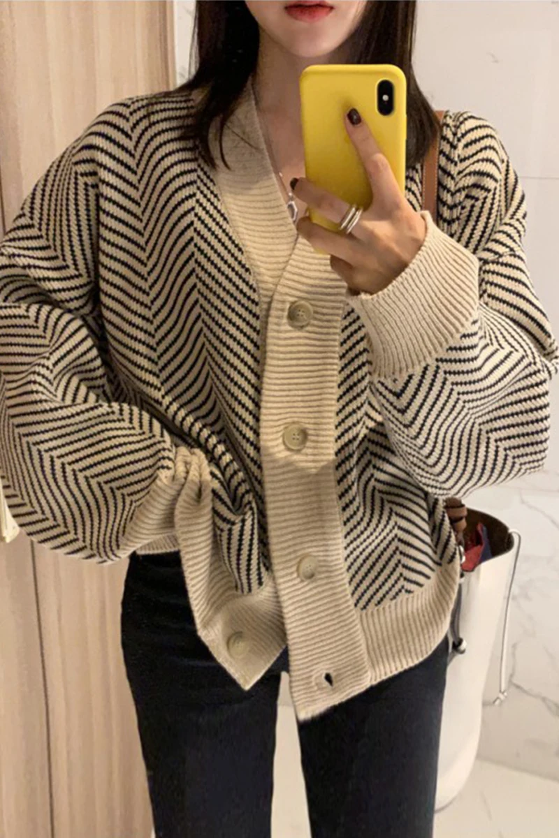 Women Knitted Cardigans Sweater Fashion Autumn Long Sleeve Loose Coat Casual Button Thick V Neck Solid Female Tops 2021
Women Knitted Cardigans Sweater Fashion Autumn Long Sleeve Loose Coat Casual Button Thick V Neck Solid Female Tops 2021