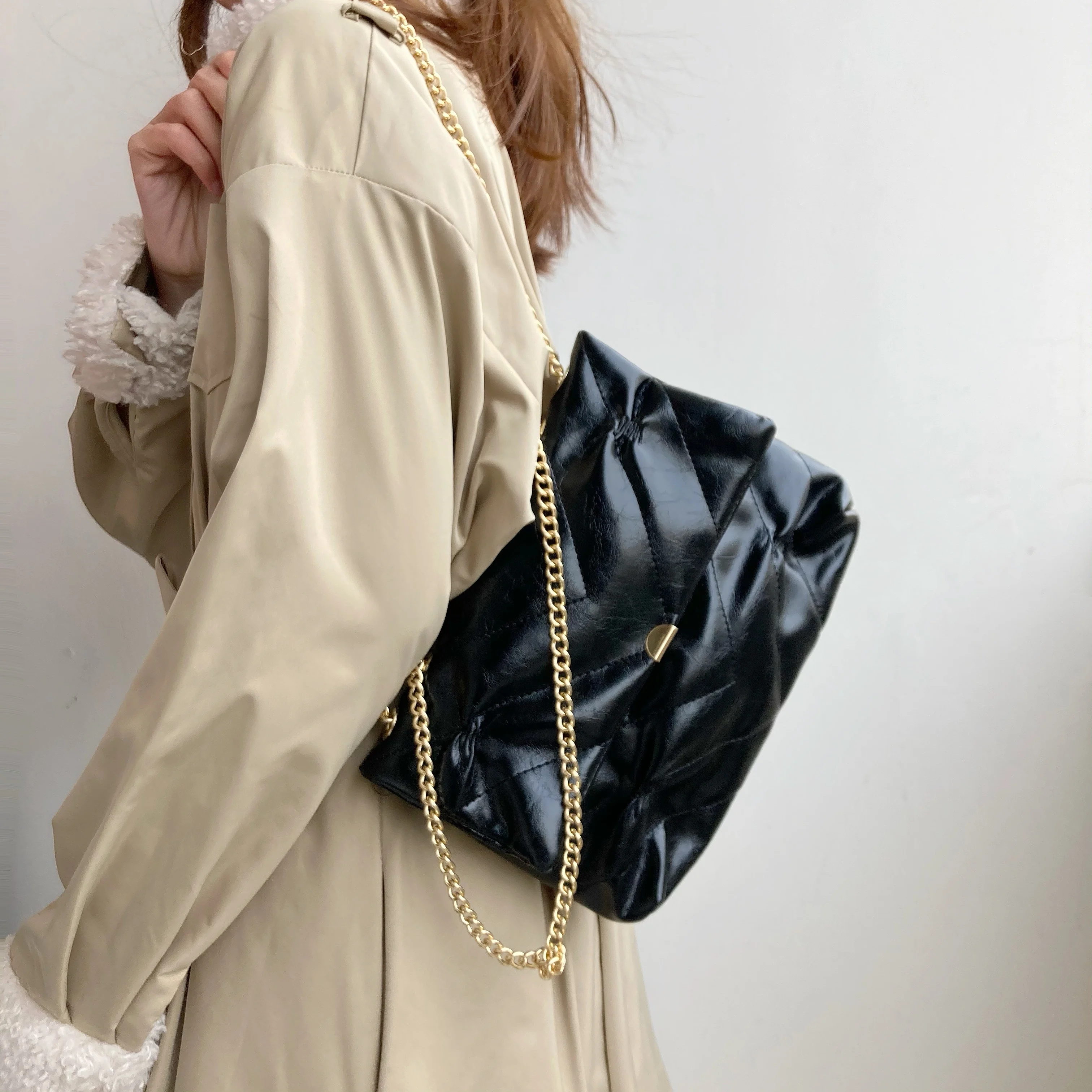 Luxury Designer Chain Crossbody Bags For Women Fashion Pleated Shoulder Bags 2021 New Pu Leather Female Messenger Bags Totes 
Luxury Designer Chain Crossbody Bags For Women Fashion Pleated Shoulder Bags 2021 New Pu Leather Female Messenger Bags Totes
