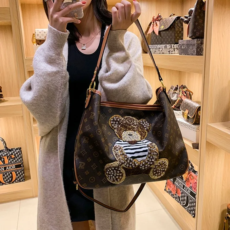 Повседневная подходящая ко всему женская сумка-мешок большой емкости с принтом медведя для дальнозоркости сумка-мессенджер через плечо в с... 
Повседневная подходящая ко всему женская сумка-мешок большой емкости с принтом медведя для дальнозоркости сумка-мессенджер через плечо в с...