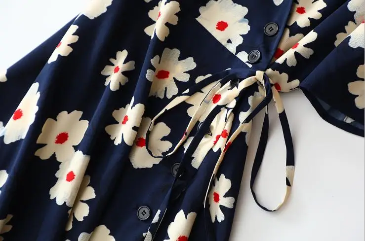European and American women's wear 2020 summer new style Blue floral print short sleeve V-neck Fashion 100% silk dress
European and American women's wear 2020 summer new style Blue floral print short sleeve V-neck Fashion 100% silk dress