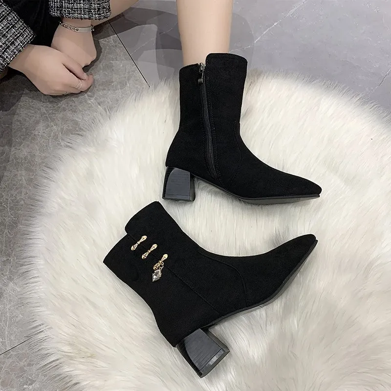 2021 New Single Riga Velvet Suede High-heeled Square Heel Pointed Side Zipper Mid-tube Women's Boots
2021 New Single Riga Velvet Suede High-heeled Square Heel Pointed Side Zipper Mid-tube Women's Boots