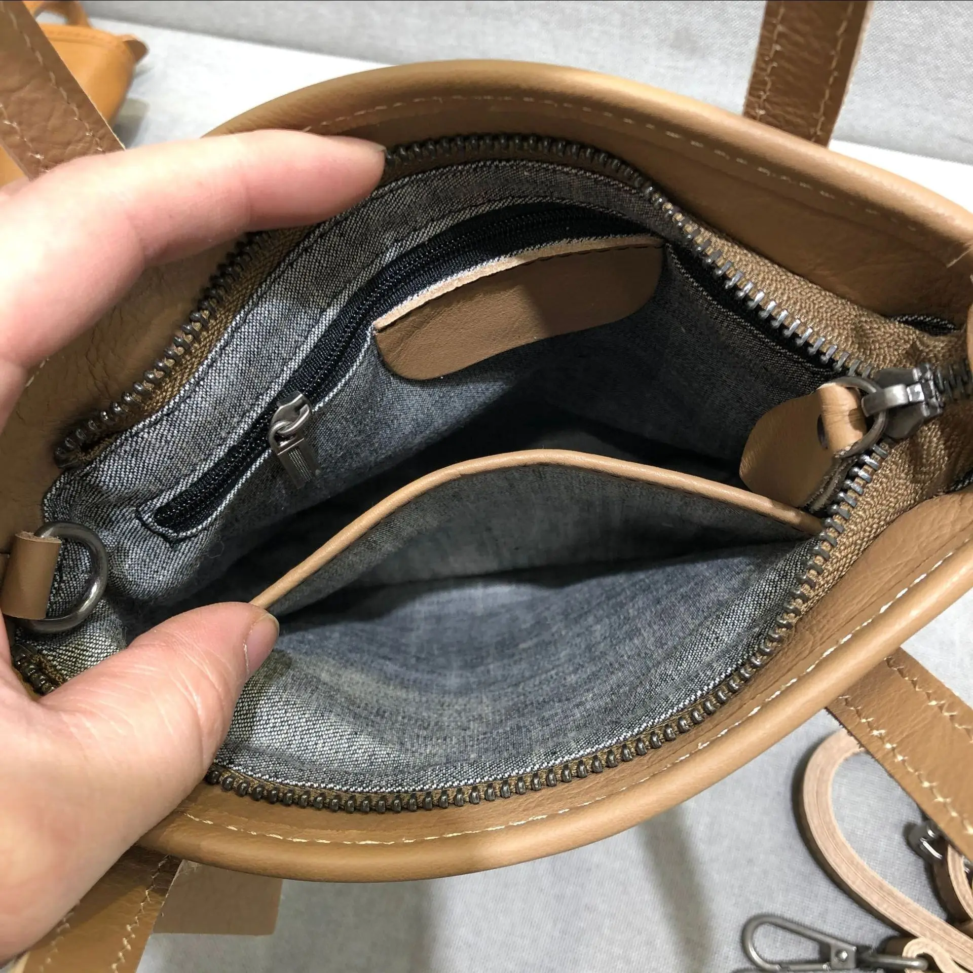 Female Luxury Cowhide Leather Tote Bag Lady High Quality Soft Genuine Leather Designer Top Handle Black Messenger Bag for Women
Female Luxury Cowhide Leather Tote Bag Lady High Quality Soft Genuine Leather Designer Top Handle Black Messenger Bag for Women